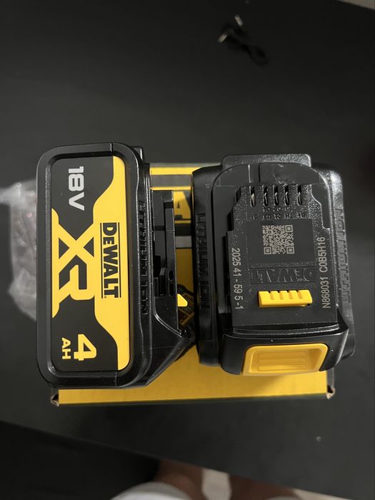 Набір акумуляторів DeWalt 18V 4.0Ah + зарядний пристрій з Німеччини
