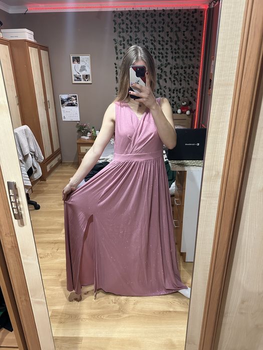 Różowa brokatowa sukienka