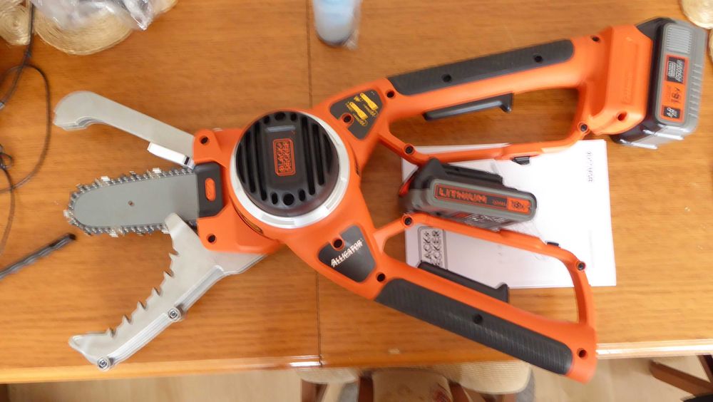 Akumulatorowy, 18V sekator do gałęzi BLACK DECKER ALLIGATOR BDALLI-QW z 2 akumulatorami 2Ah i 4Ah, ładowarką i akcesoriami.