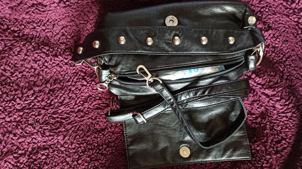 Mala/Pochete preto com tachas,PELE PURA marca SKARPPA