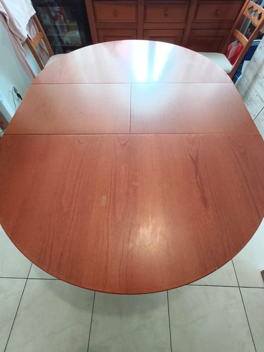 Mesa madeira maciça, bom estado, fechada 1.10x1.10, aberta 1.10x1.50.