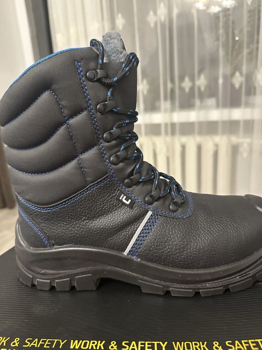 Захисні черевики з металевим підноском.