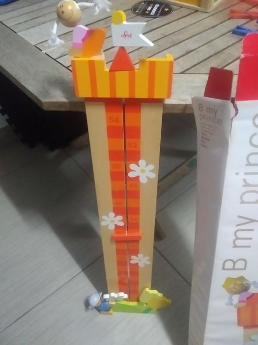 Banco ajustável para criança.