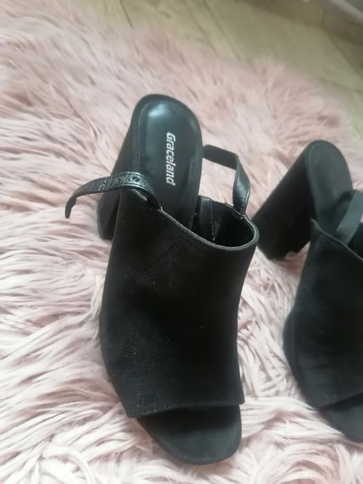 Czarne sandałki na obcasie Graceland Deichmann