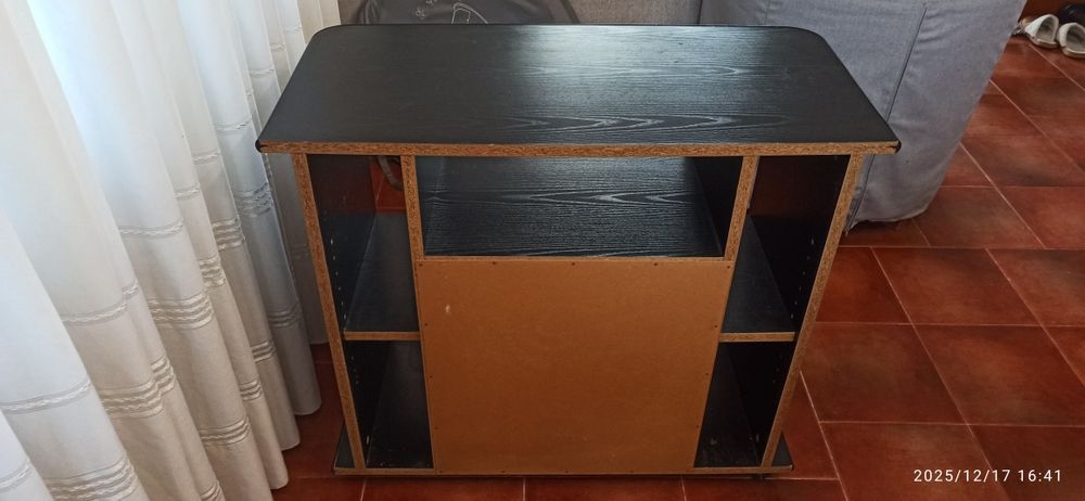 Móvel de tv com portas de vidro