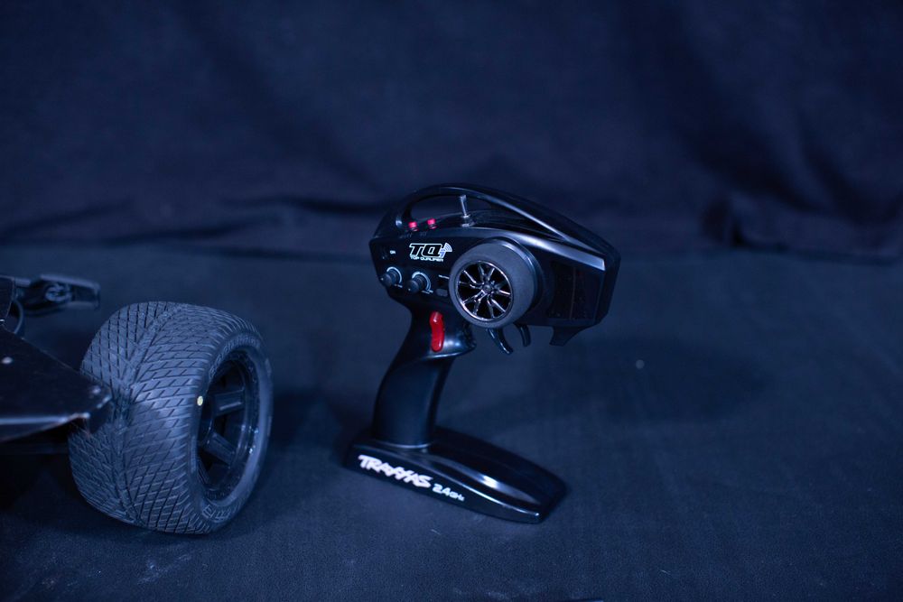 Carro RC com Rig para Câmera + Comando Traxxas 2.4GHz