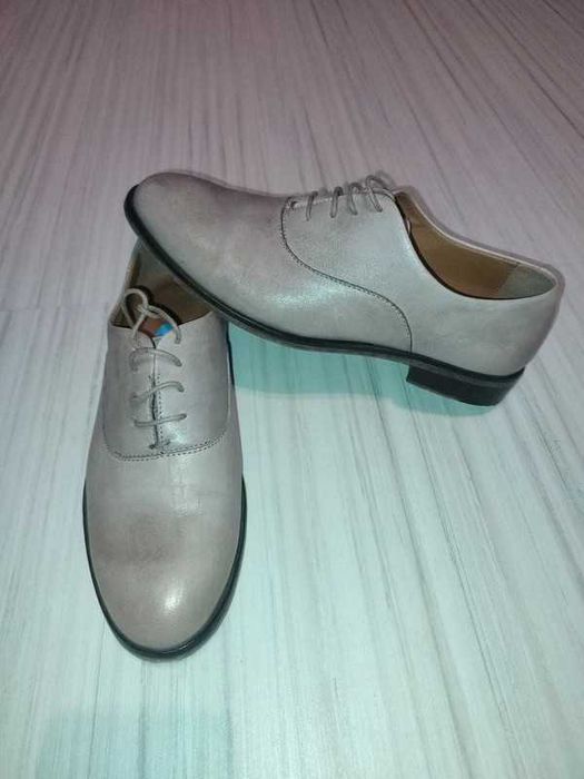 skórzane buty marki Bata rozm. 39