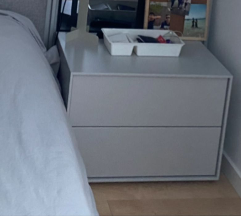 Cama, secretária e mesa de cabeceira cinza claro