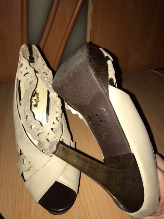 Босоножки на высоких каблуках