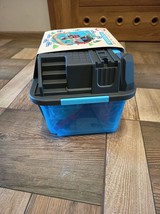 Nowa drewniana elektryczna kolejka z torami