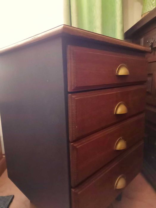 Móvel com quatro gavetas