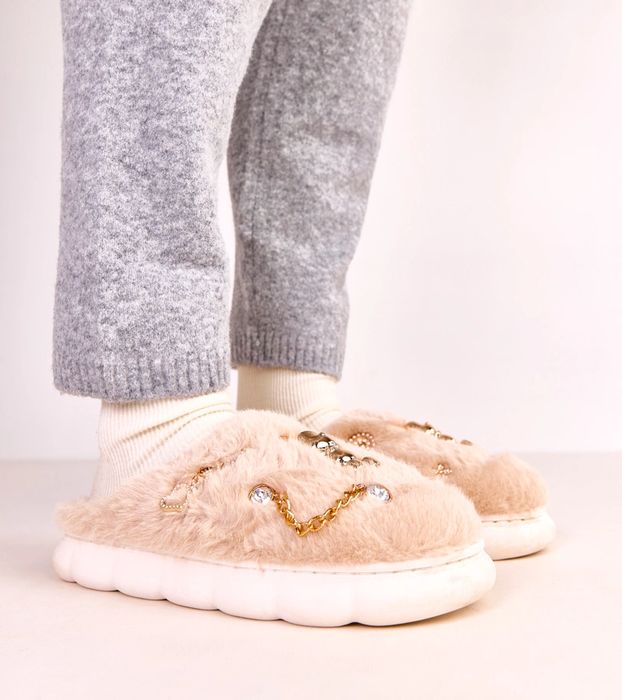 Beżowe zabudowane kapcie z ozdobami Tracy