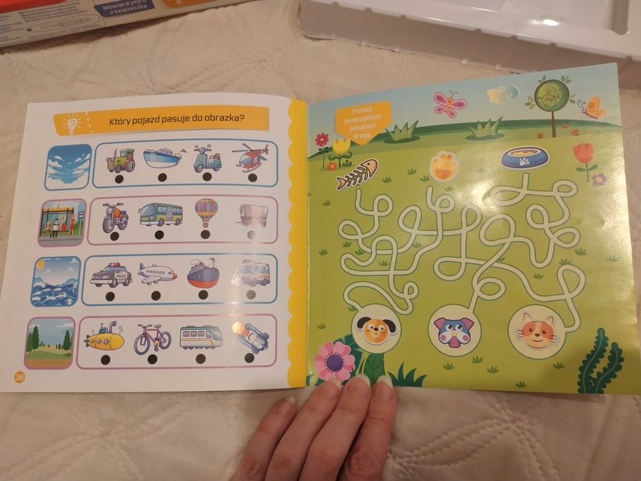 Książeczka z łamigłówkami i mówiące pióro