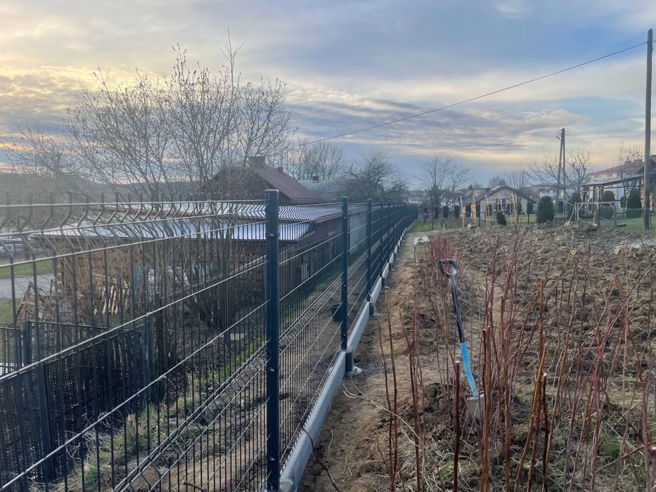 Ogrodzenie panelowe, z siatki, z siatki leśnej.