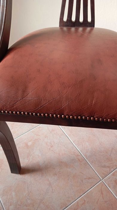 Cadeira em pele sintética