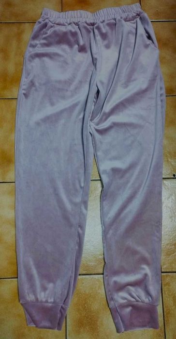 Welurowy dres z kapturem w kolorze pudrowy róż