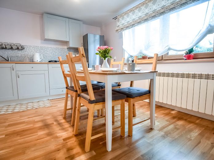 Niezależny, dwupokojowy apartament z kuchnią  i widokiem. Nocleg