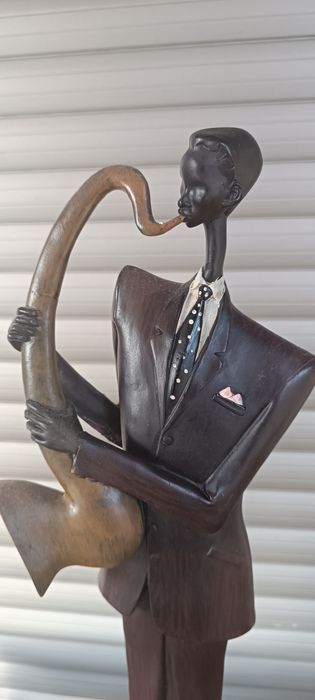 Estatueta que representa um músico