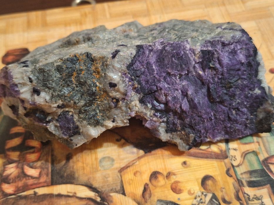 Potężny Fluoryt Gabinetowy + Kwarc i Antozonit - KLETNO (Okaz 17x10 cm!)