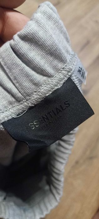 Szare spodenki essentials