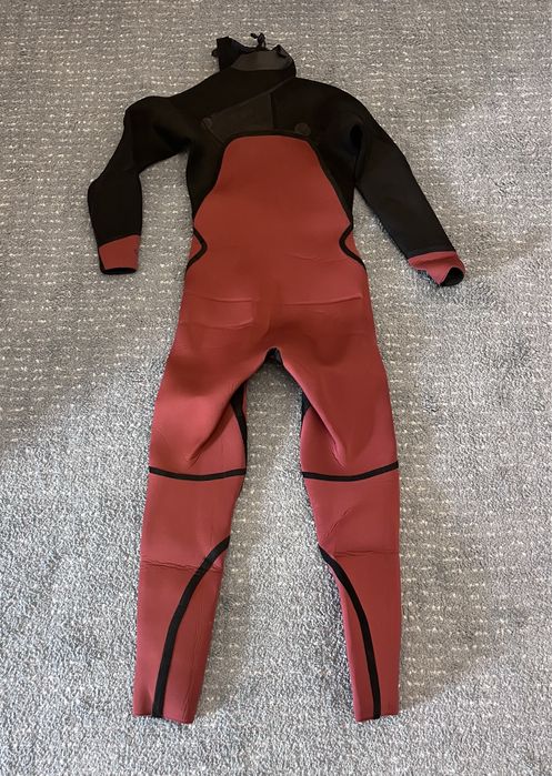 Vendo 2 Fatos de Surf 4/3 – Tribord e Olaian (Tamanho 12/13 anos)