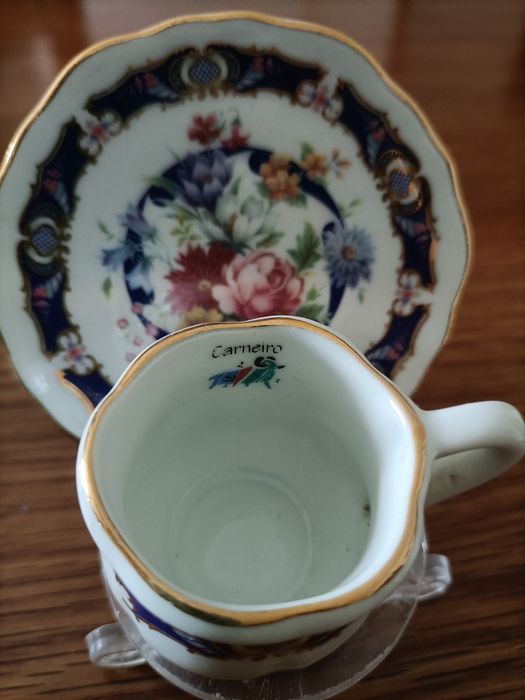 Miniaturas de coleção em porcelana muito bonitas.