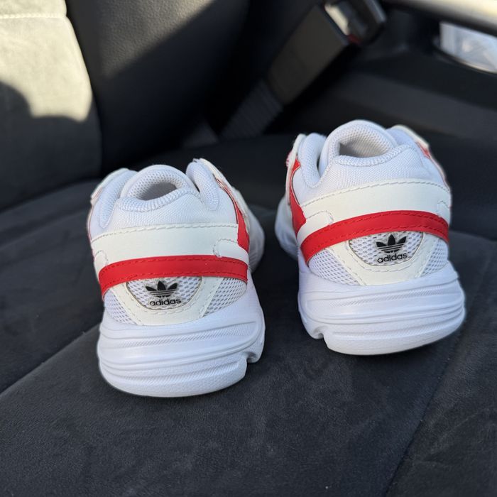 Кросівки Adidas  /hello kitty