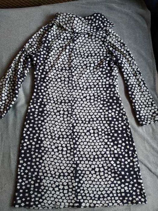 Sukienka sweter z golfem w romby