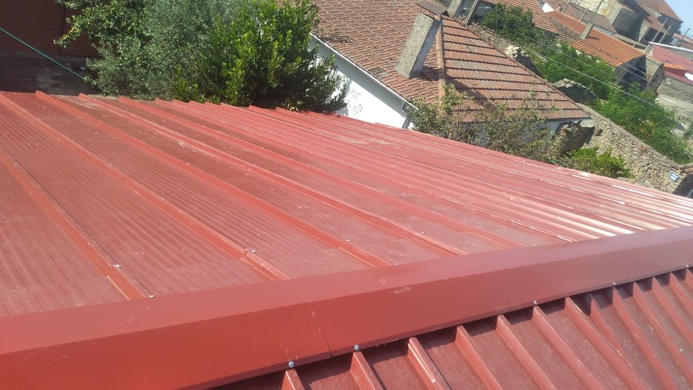 "Serviços de Pedreiro*  Canalização e Elétrica pintura Ladrilho Etc...