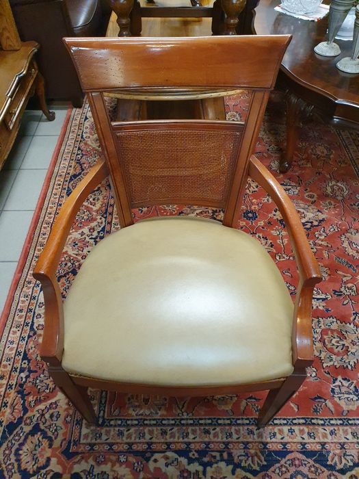 Cztery krzesła z podłokietnikami