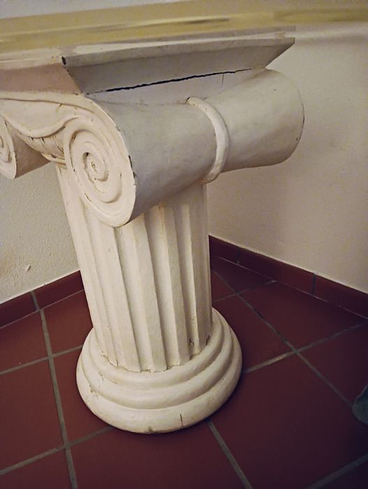 Mesa com Capitel de Madeira e Tampo de Acrílico