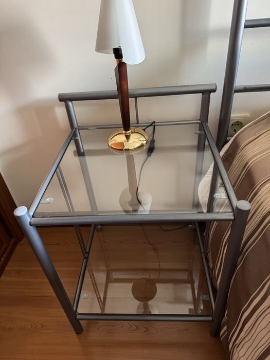 Cama Metálica + 2 mesas de apoio