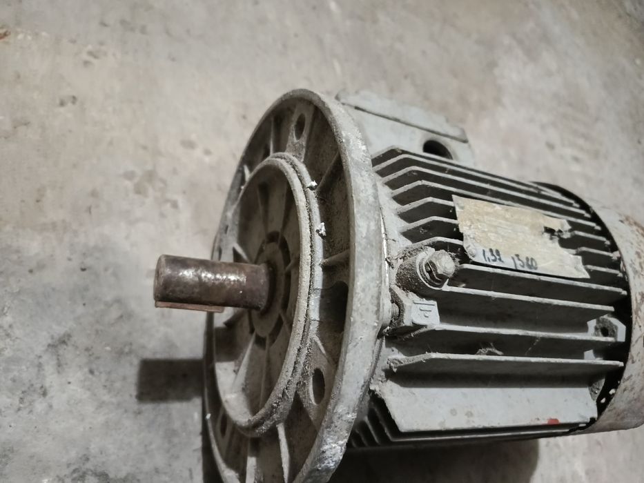 Продам електродвигун фланець