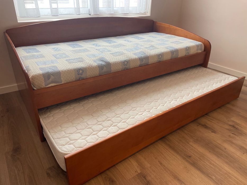 Cama dupla como nova com 2 colchões