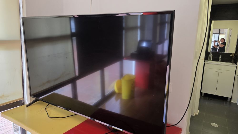 TV LG 70 polegadas com  Suporte para parede