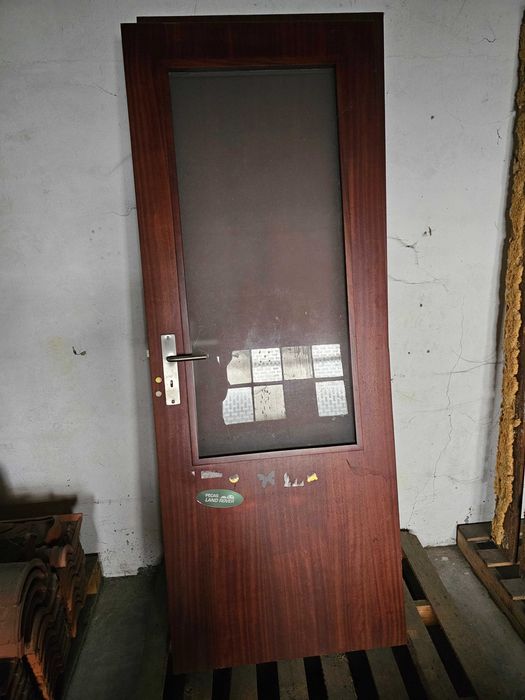 Porta de madeira maciça com sacada