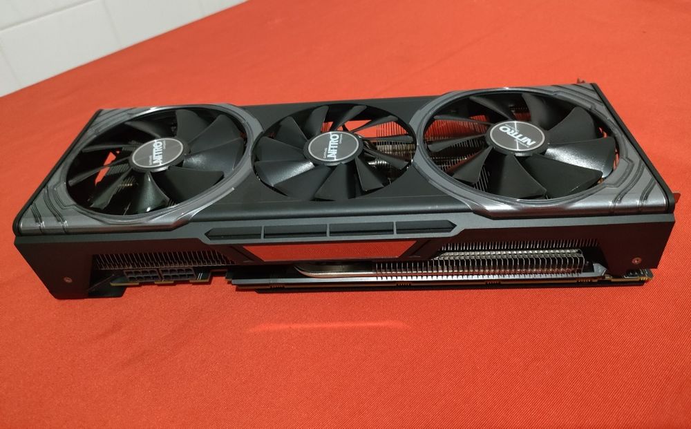 Sapphire NITRO + Radeon RX Vega64 8G HBM2