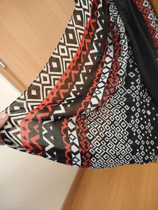 cachecol gola (ou infinity scarf) com um padrão geométrico em laranja