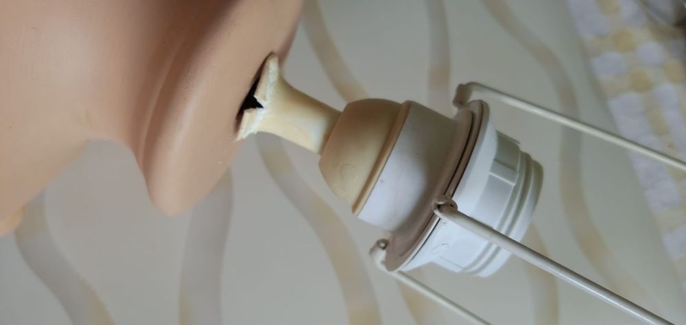 Ceramiczny postument lampy w stylu greckim