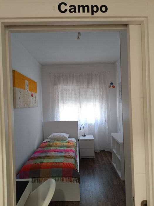 Alugo quarto estudante universitária em Algés, junto ao Mercado