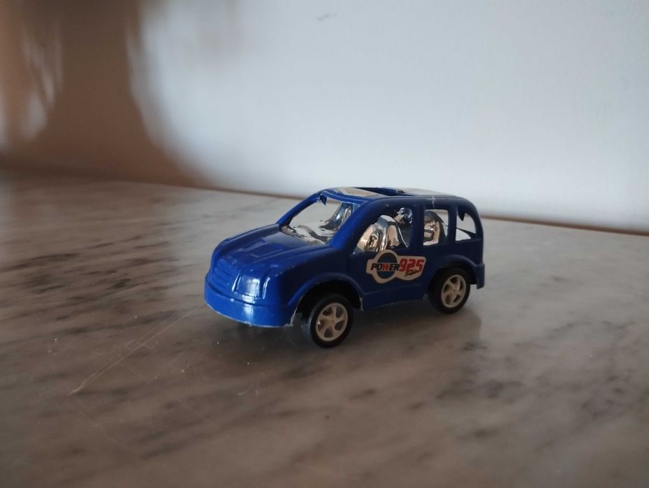 Carro de plástico colecionável.