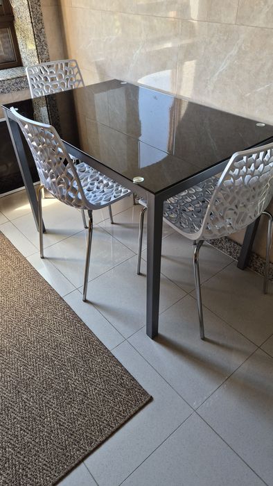Mesa de vidro preto + 3 cadeiras brancas  groove brancas