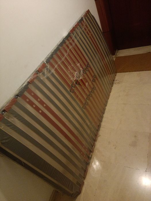 Entrego Estrado com pés e Colchão 200*110 Molaflex desinfetado