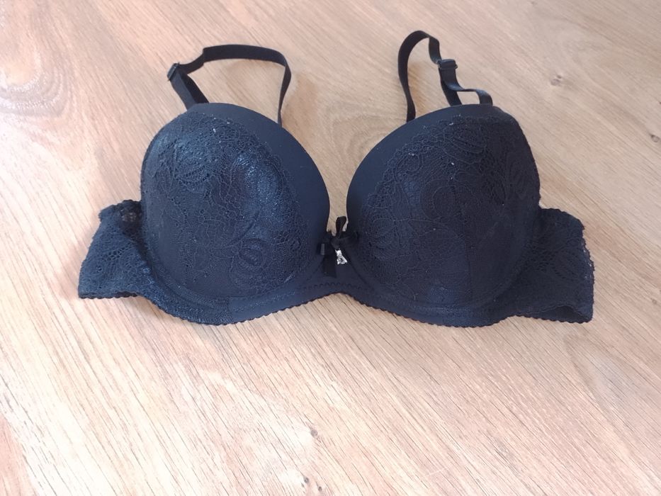 Czarny koronkowy biustonosz 75B