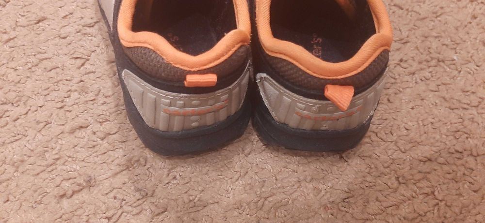 Продам кросівки carter's