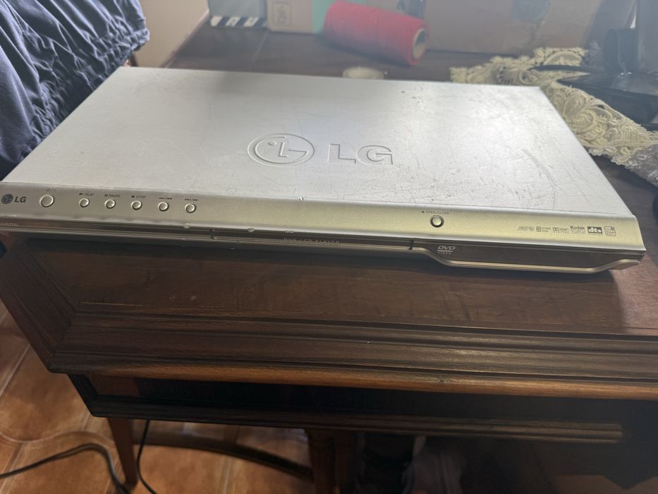 Leitor de DVD / CD LG DV8700 Vintage — Prateado