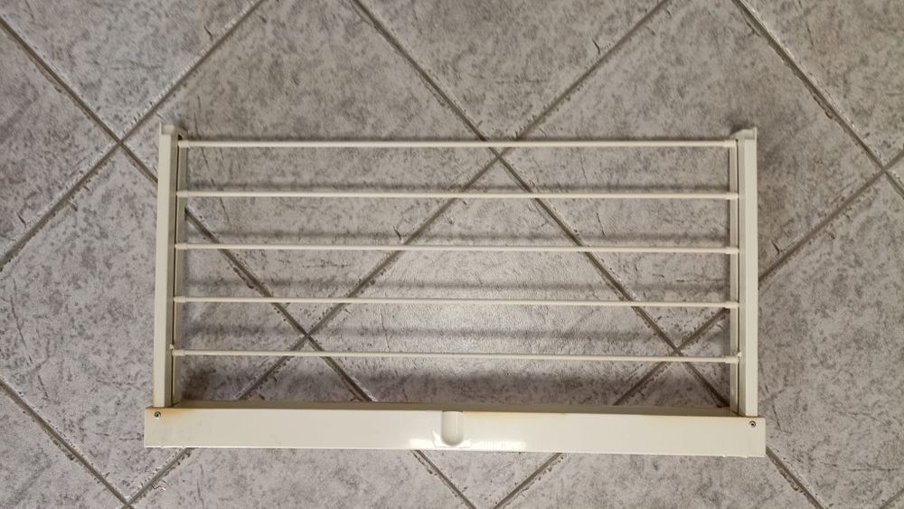 Estendal extensível de fixar à parede