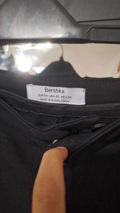 Calças pretas um pouco clássicas e justas ao corpo