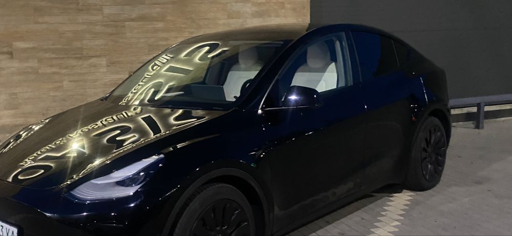 Тесла Y, 82 квт, полный привод.