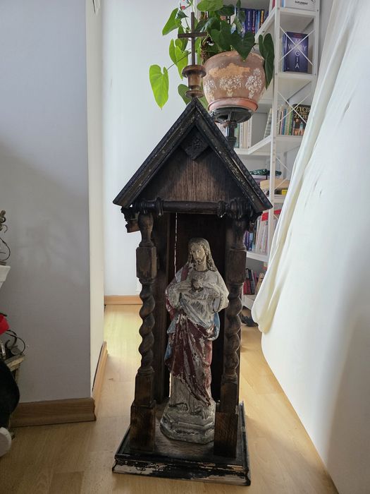 Stara, retro kapliczka święta, drewniana, święta figura, Jezus,